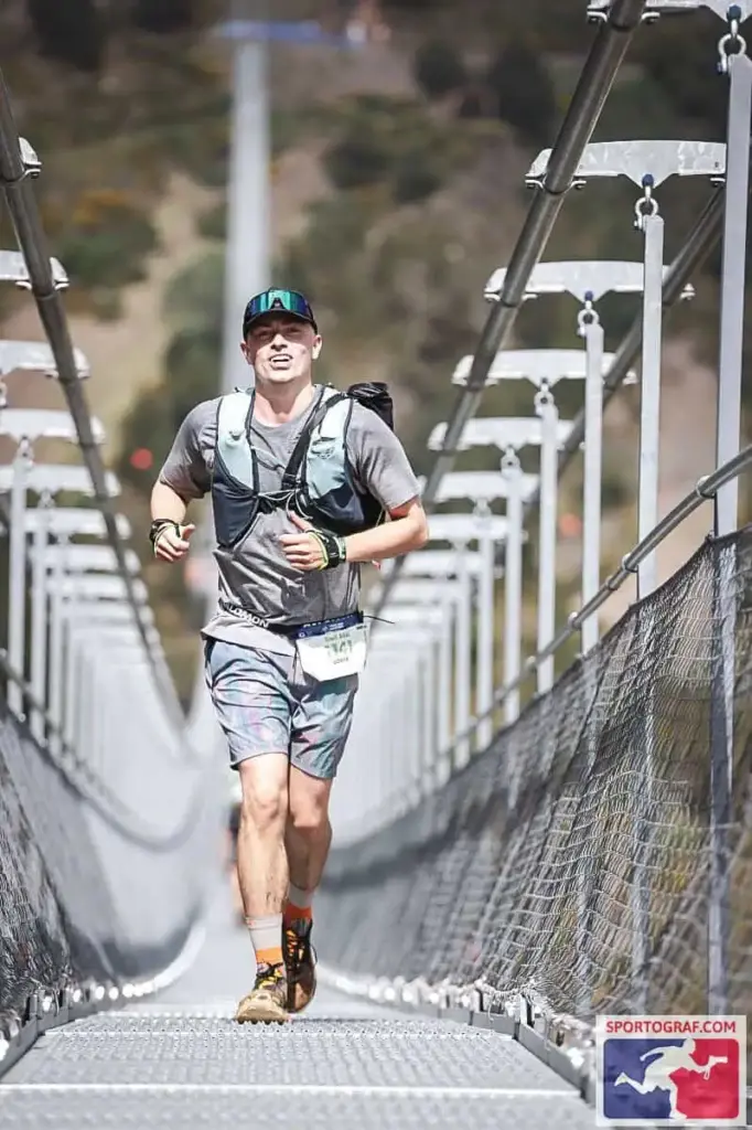Louis beim Trail-Lauf über eine Hängebrücke