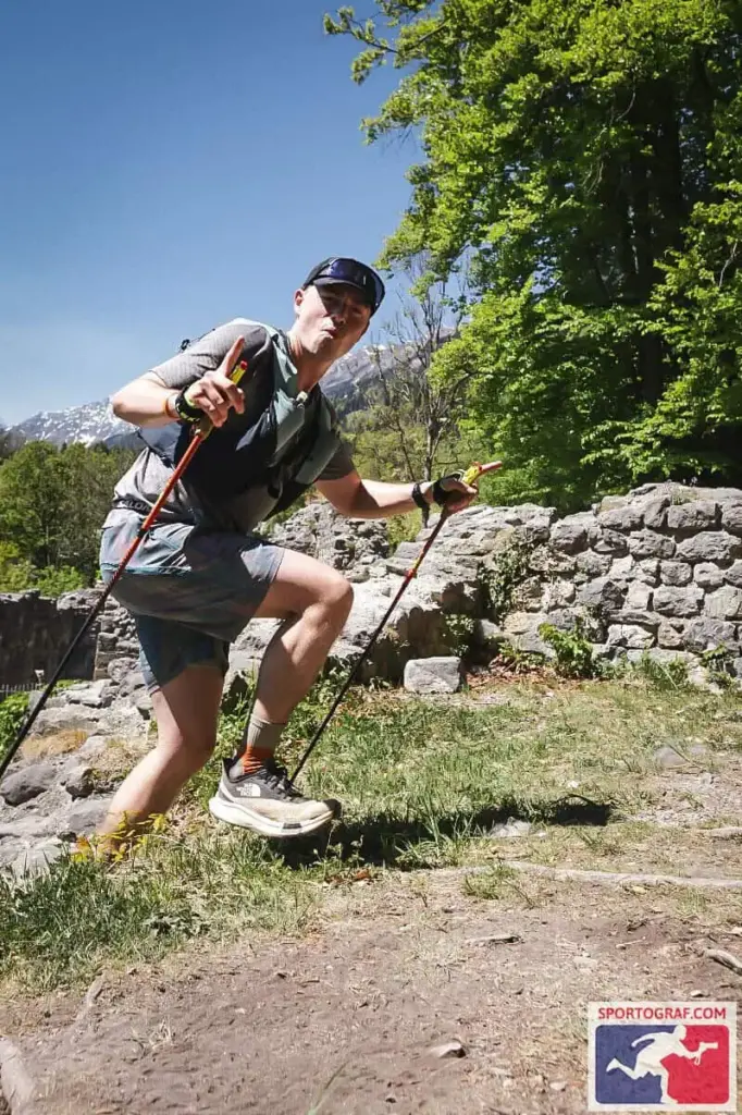 Louis beim Wandern mit Stöcken in den Bergen